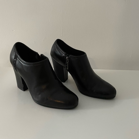 Prada ankle boots! (Will ship with box) - Picture 3 of 4